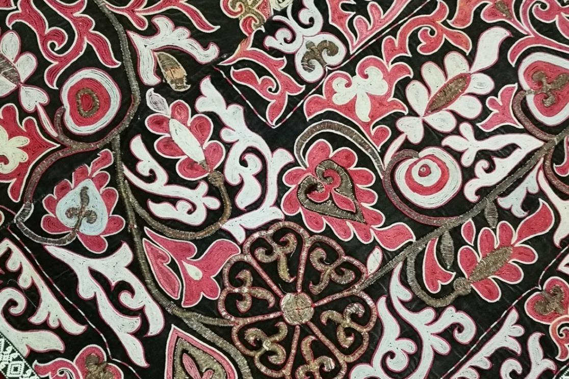 哈萨克族人的家传之宝 草原上盛开的绚丽花毡|刺绣|壁挂|羊毛|作品|销售_新浪新闻