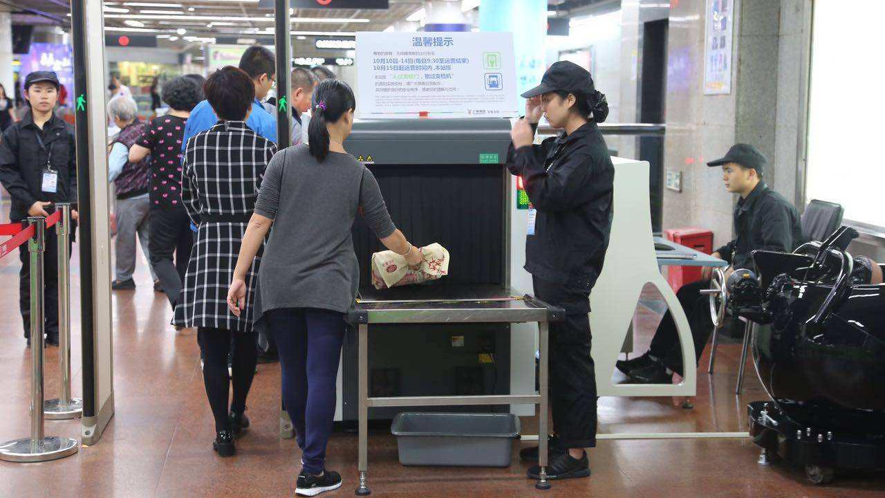 过安检时安检员的屏幕上会看到什么网友女生尴尬了