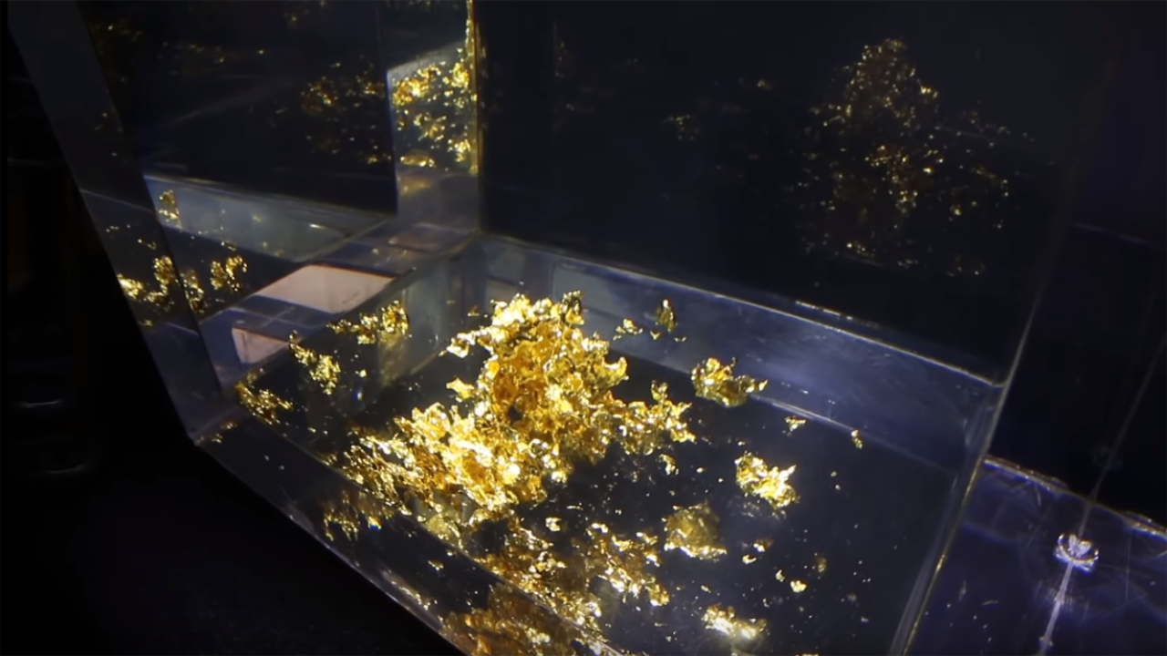 老外将1公斤黄金融化倒入水中瞬间不淡定了网友有钱任性