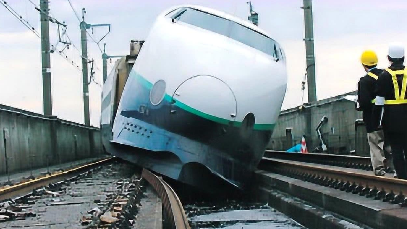 高铁在行驶时,突然脱轨会发生什么?看完才知道有多可怕