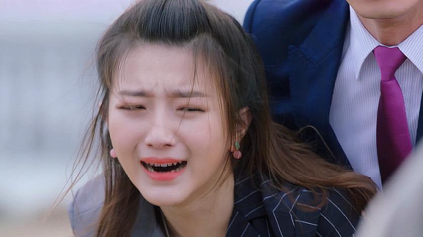 暖爱江泊儿赶到肇事现场,现场只有樱素一人获救,江泊儿崩溃