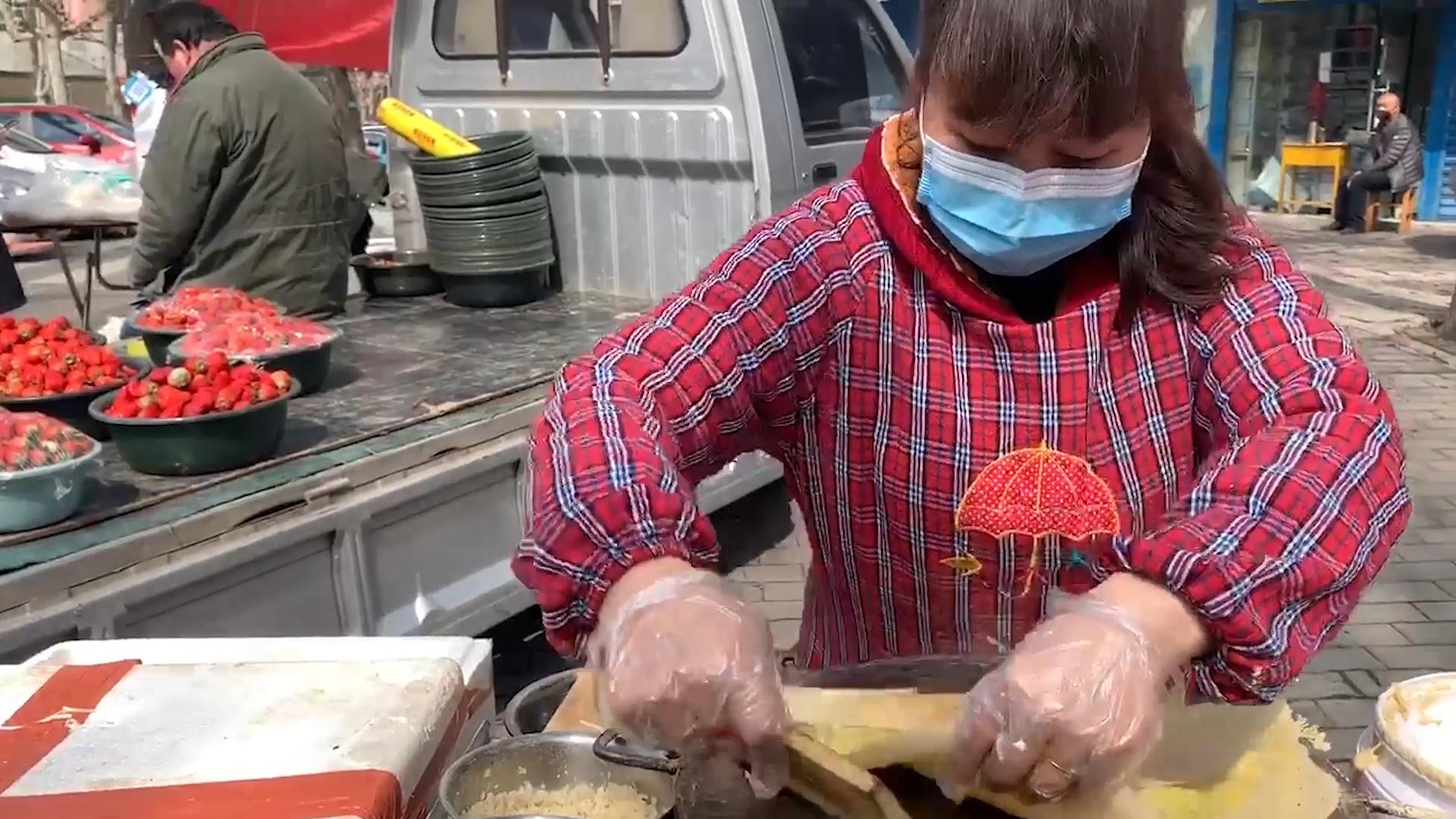 煎饼果子复工半天卖出上百套 阿姨:做了核酸检测才出摊