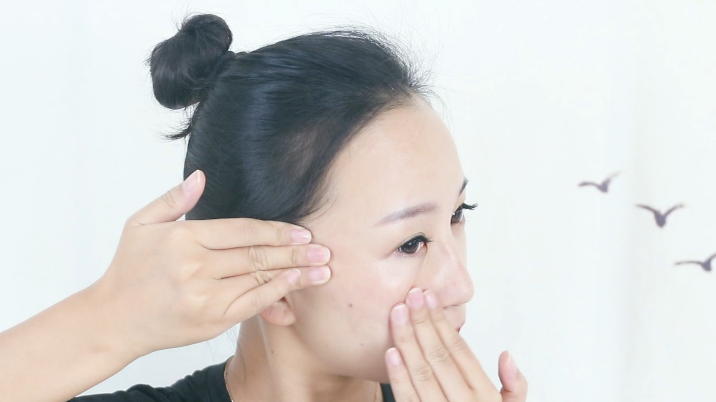 两个搓脸动作,排出脸部毒素,气色年轻