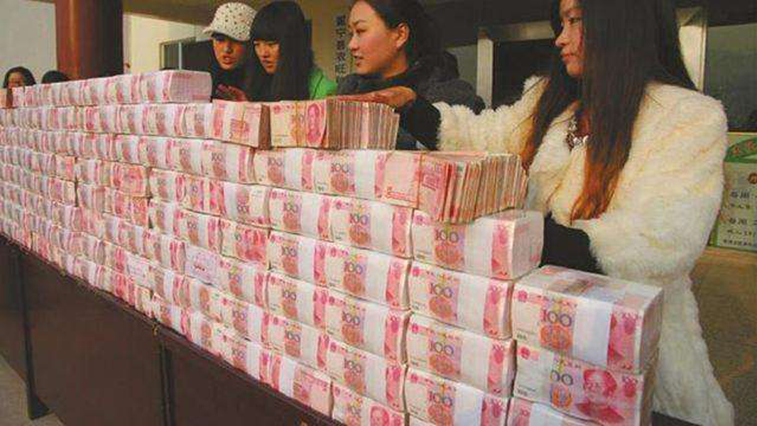 中国游客越南旅游大街上美女摆着大捆的人民币这是要干嘛