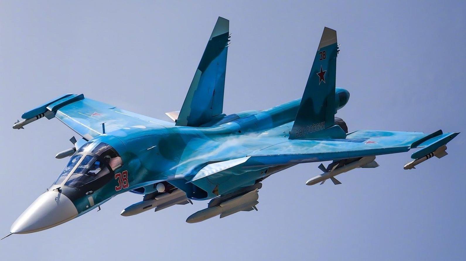 su34战斗轰炸机展示飞行特技,"鸭嘴兽"的机动性能实属强悍!