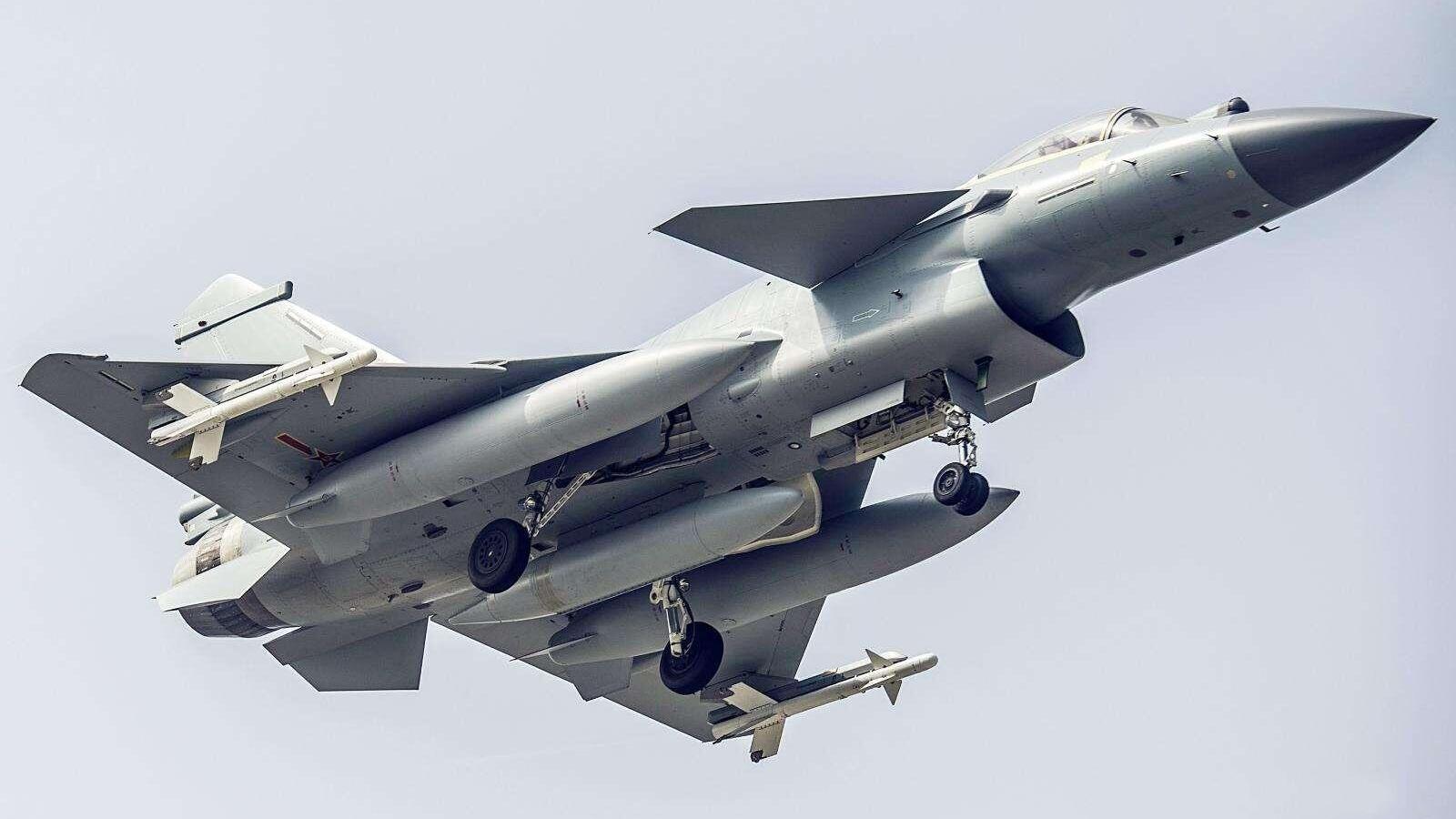 【巴基斯坦陆军参谋长体验歼-10c先进座舱 或下单采购】