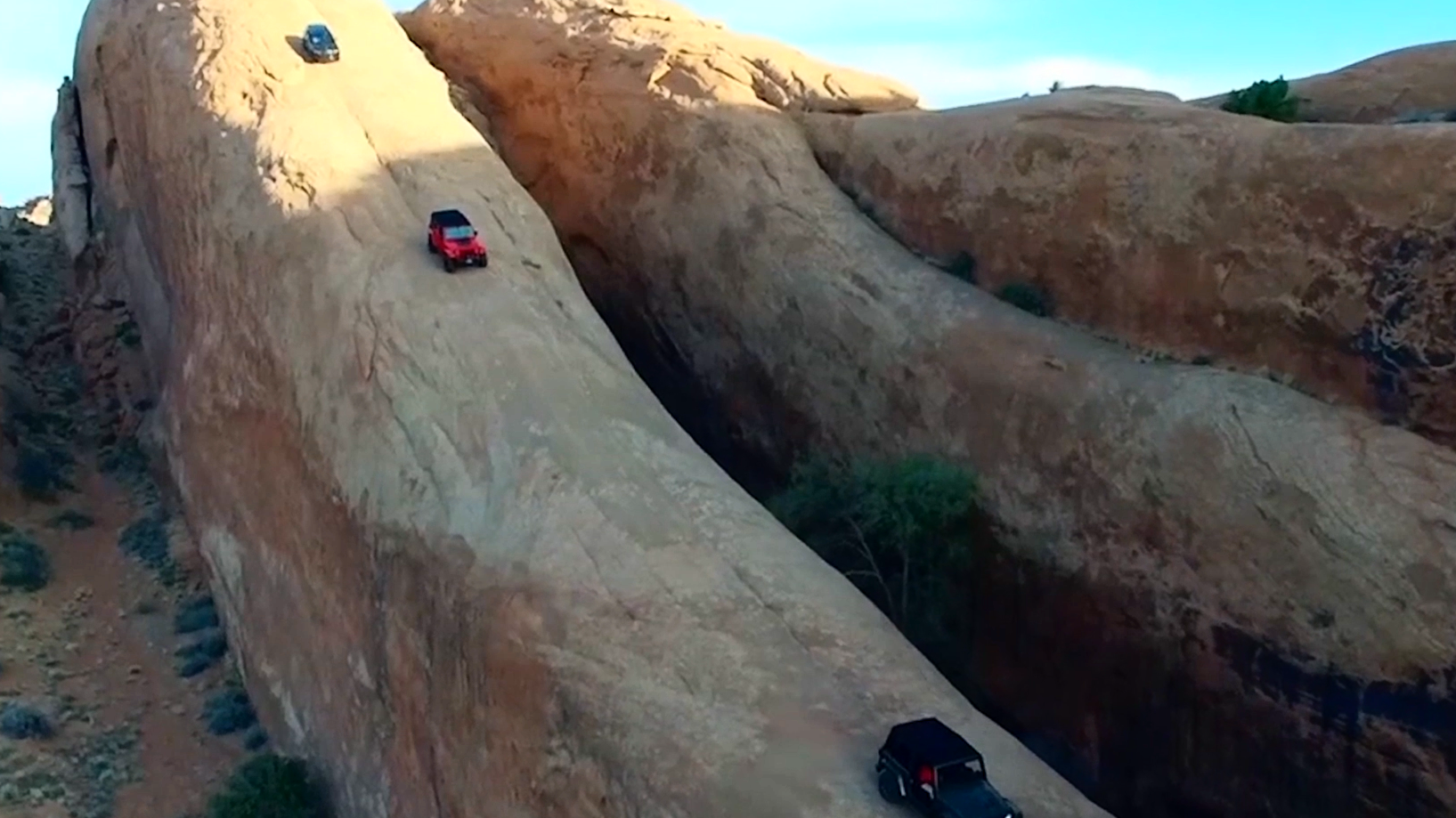 这条公路坡度逆天,倾斜度达到45度,为何只能前进不能后退