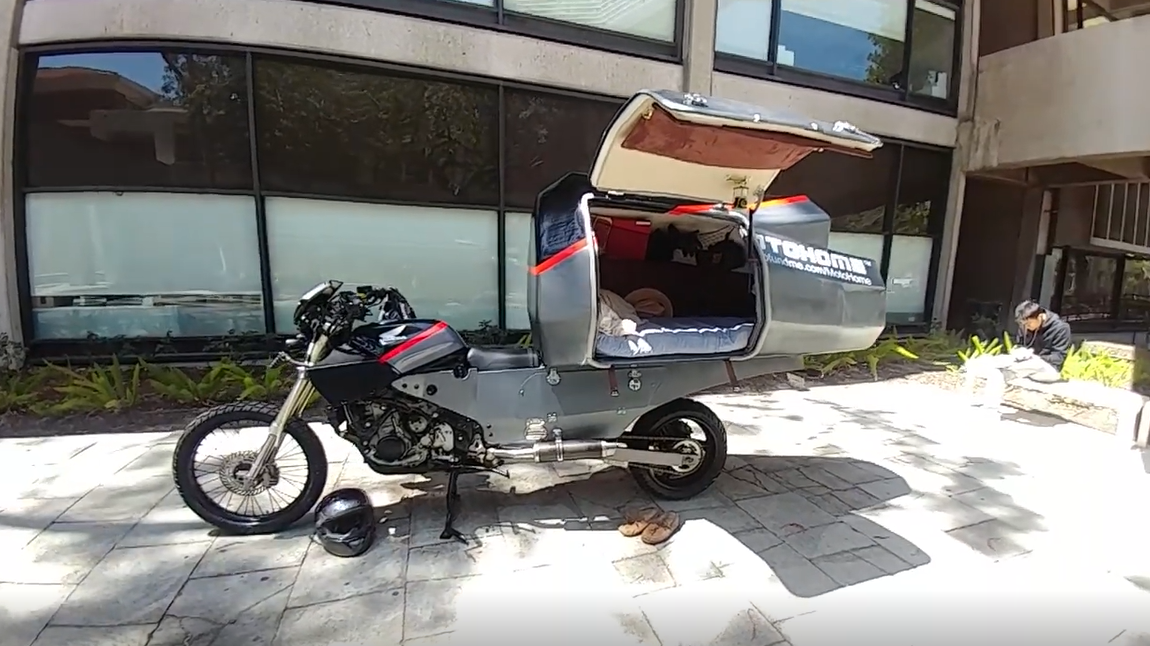 小伙改装摩托房车骑哪睡哪奇葩造型真像移动棺材