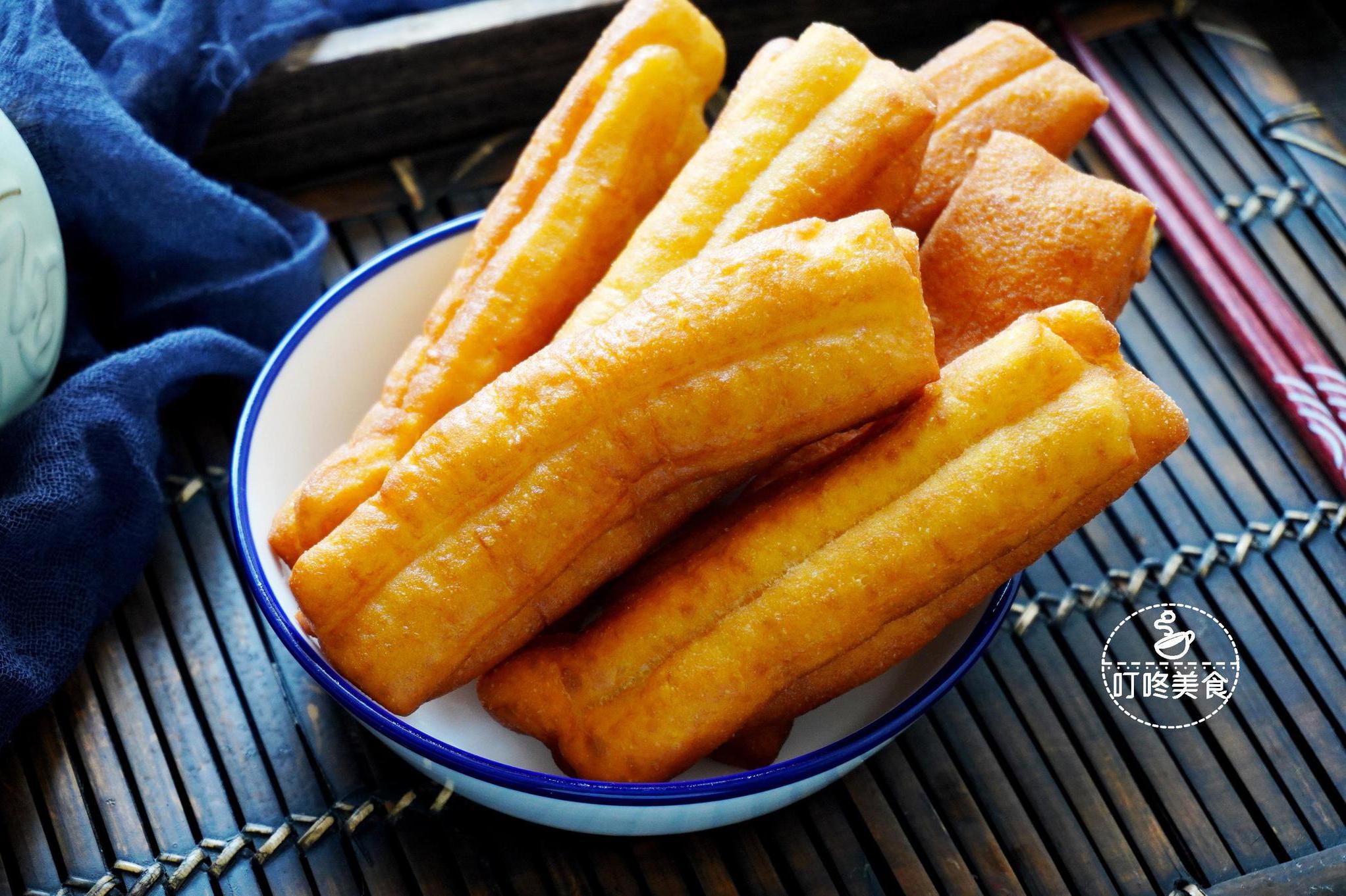 1碗面粉1个鸡蛋,教你在家自制健康油条,蓬松香脆,比买的好吃 2019-10