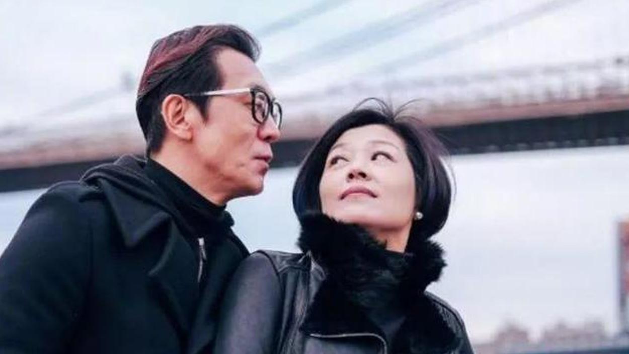 李咏去世后第一个元旦17岁法图麦打扮精致哈文重拾笑容