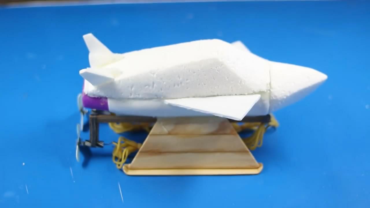玩具模型diy,制作皮筋泡沫玩具船的方法,下水以后更好玩!