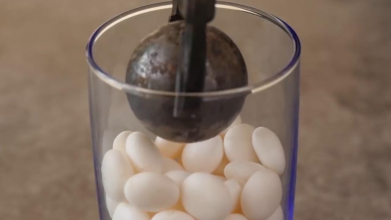 1000金属球遇到曼妥思会怎样老外亲自实验奇怪的事发生了