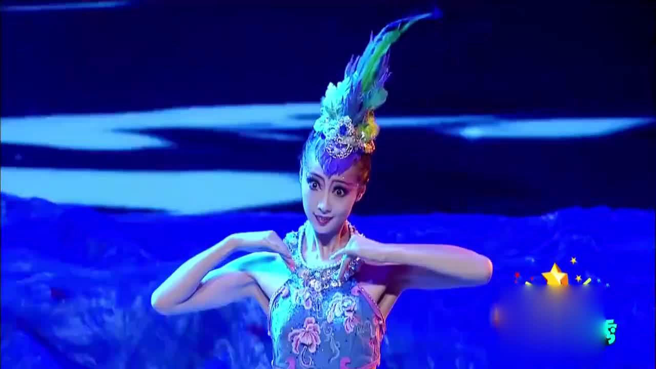 宋洁饰演凤凰用歌舞剧演绎浴火重生结尾涅盘的时候震撼全场