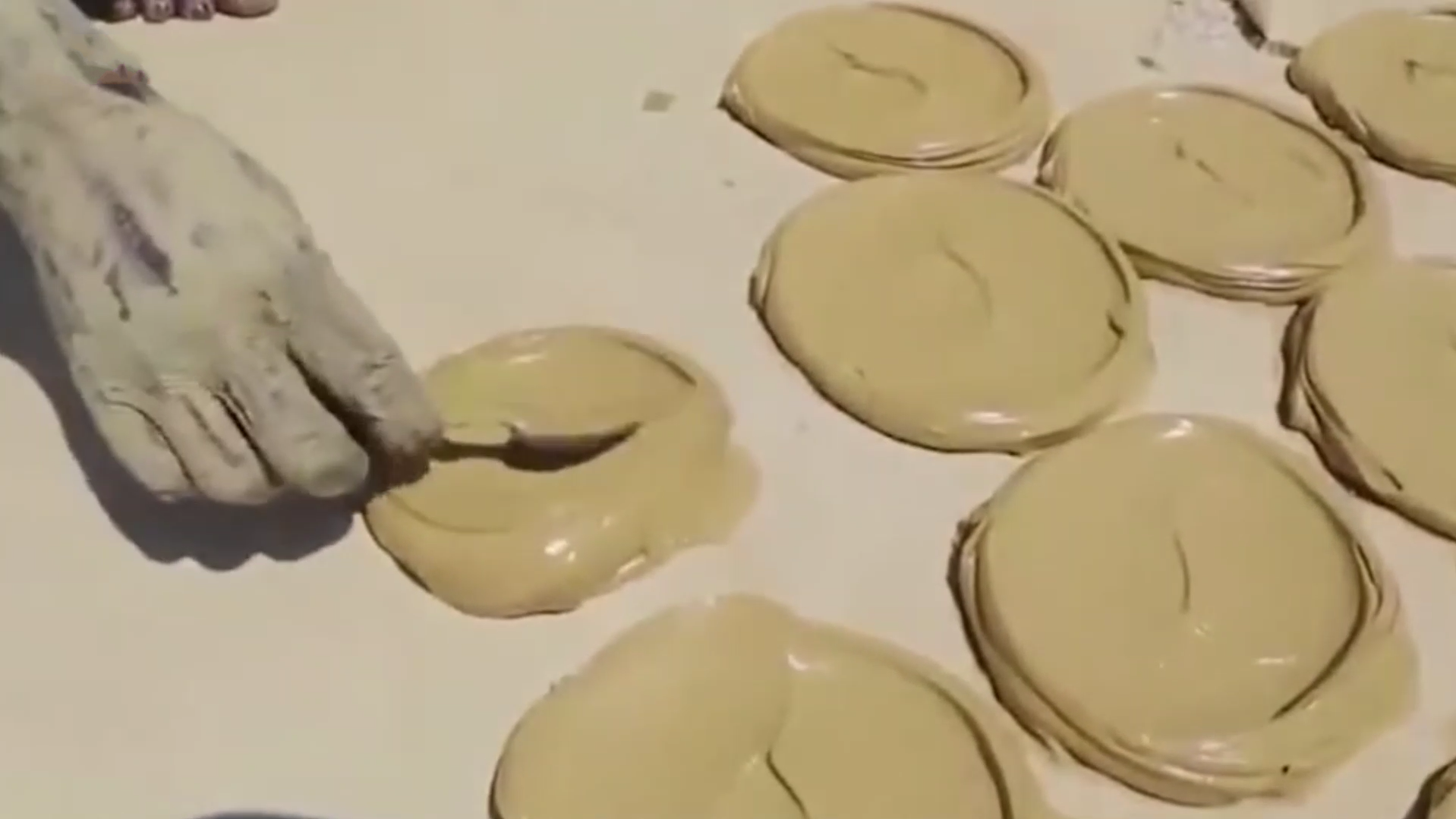 以泥巴为主食 别再说穷到吃土了 这种泥土饼你敢吃吗