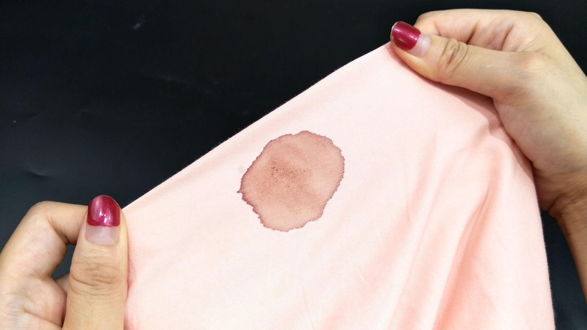 探访桔子水晶酒店:马桶下有尿渍,坐垫上有不明白色液体痕迹