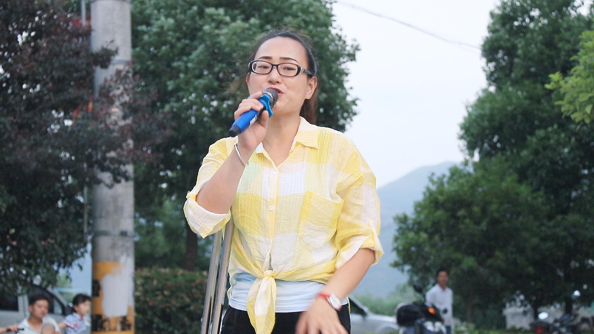 残疾美女袁雪,一首伤感情歌《多余的温柔》动感dj真带劲!