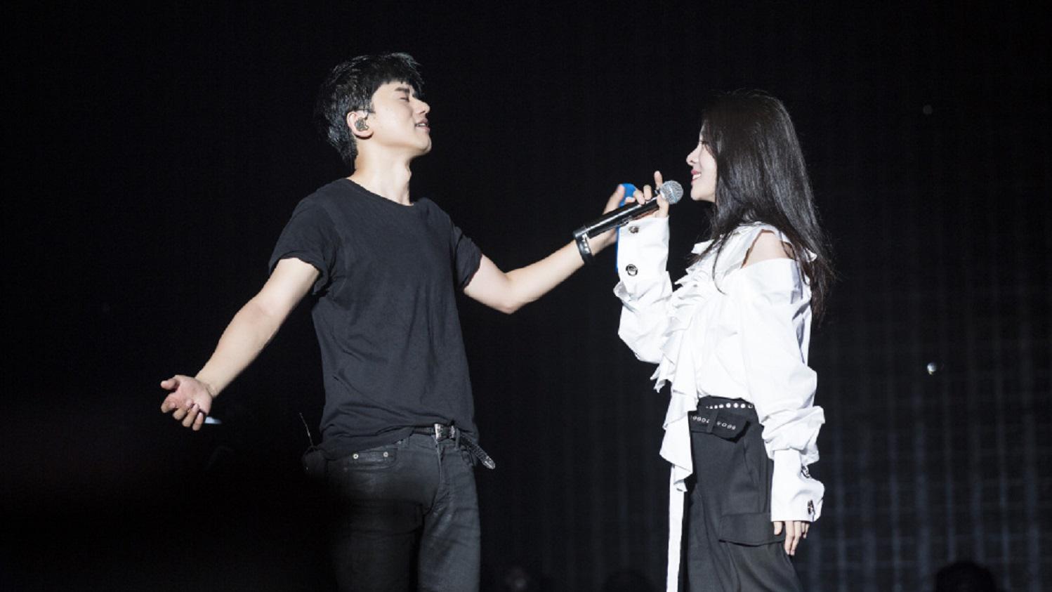 张杰张碧晨合唱歌曲,现场眼神对视说明了一切,心疼张碧晨!