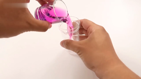 魔术揭秘:水倒进去就变颜色,刘谦魔壶秘密也是同一个道理