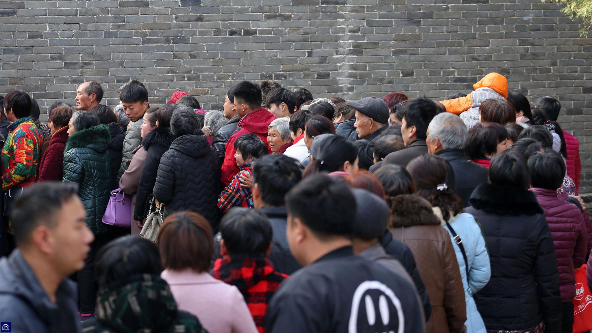 "全球最大庙会"拥挤场面堪比春运,每天上万人排队打秦桧雕像