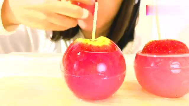 国外女吃货吃冰糖草莓水晶果冻球,发出咯吱咯吱的咀嚼声,好诱惑