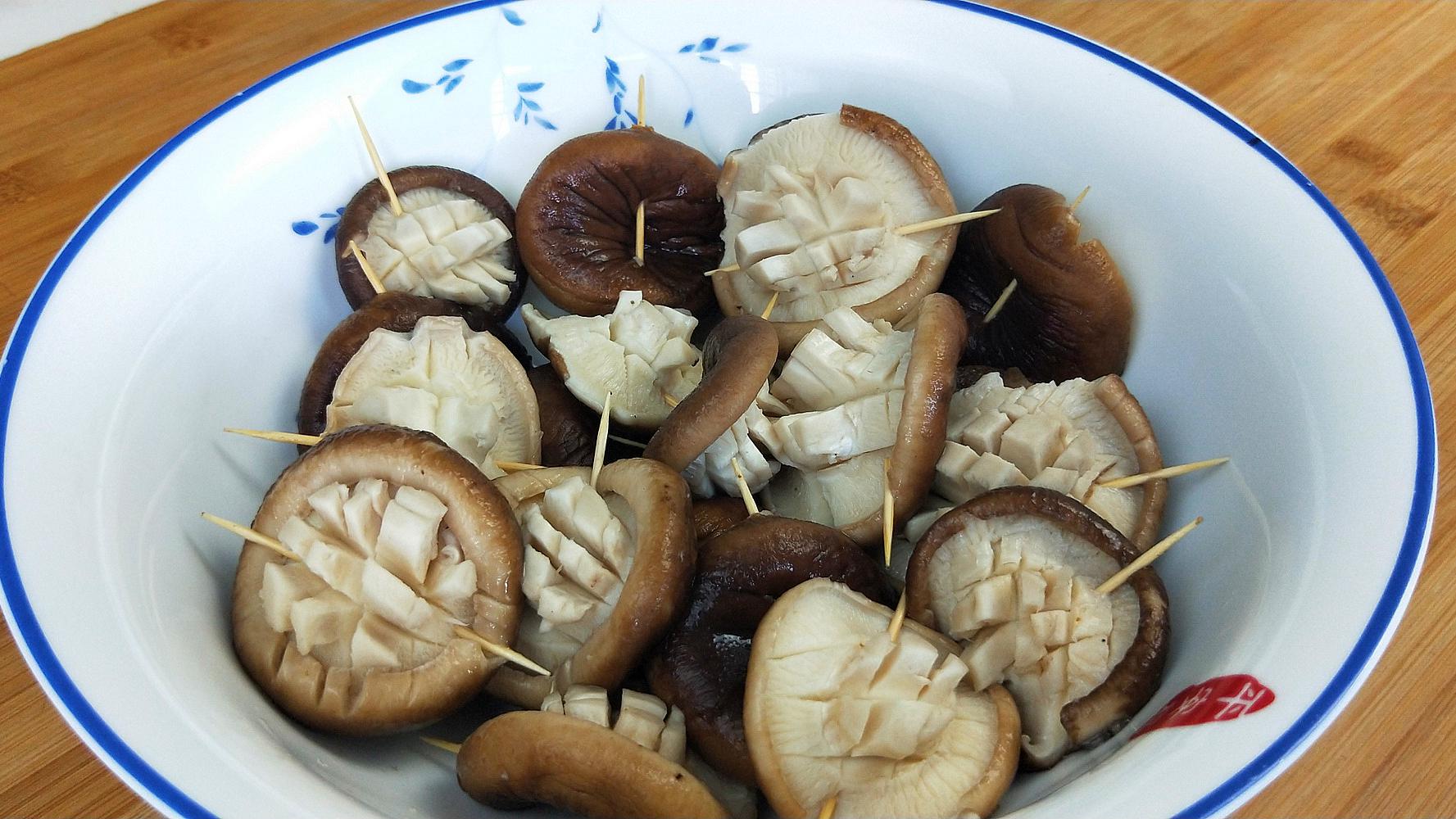 我家香菇从不炖汤,用牙签一串,比肉还香,出锅瞬间扫光,香!