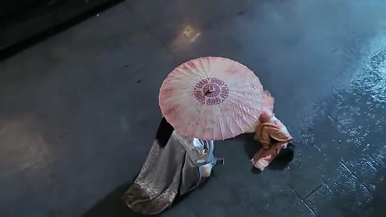 美女伤心过度晕倒在大雨中,王爷找来,心疼坏了