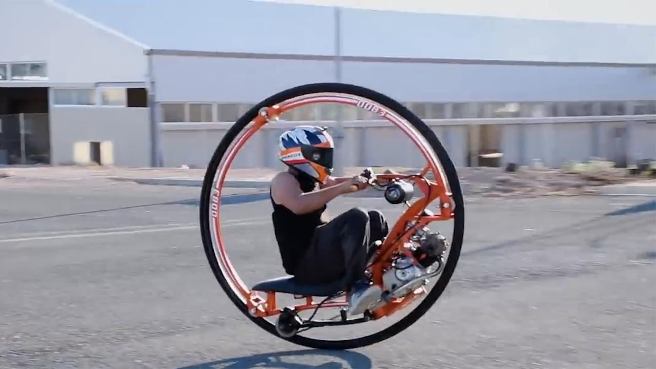 外国小哥800元造出独轮摩托车只有一个轮子时速70公里
