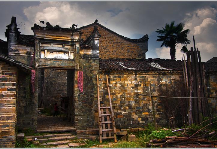 走进流坑古村,仿佛是在读一本厚重的古书,回味悠长