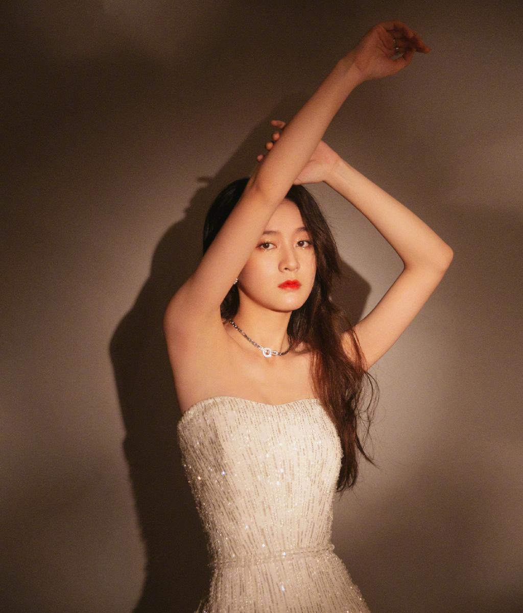 张雪迎抹胸长裙造型来袭肌肤白皙秀美丽身材