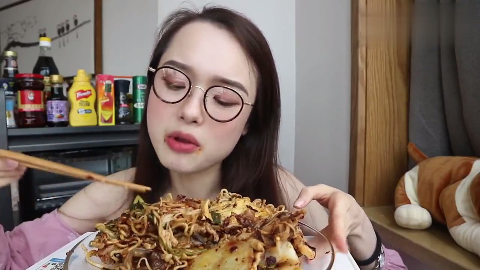 吃货哎呦阿尤吃麻辣拌,油腻腻的看着真好吃,吃这么多不怕胖吗?