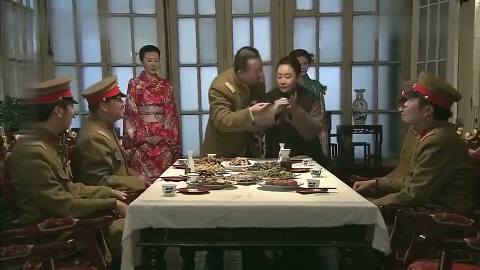 宋妈在鬼子的菜里下毒,鬼子却要让宋妈先吃一口,这下为难了