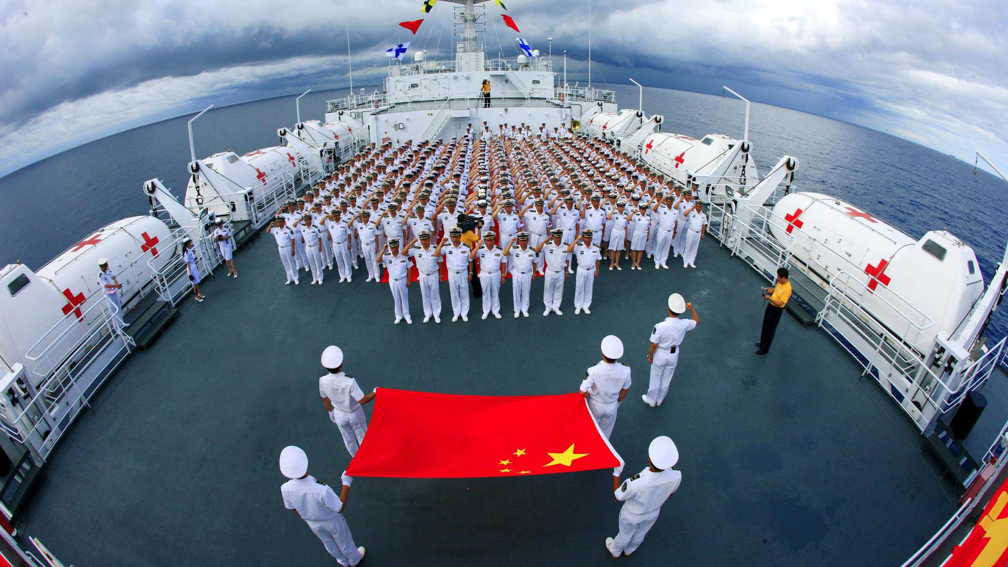 海盗打劫商船,美军舰冷眼旁观,中国海军及时出手救下21人