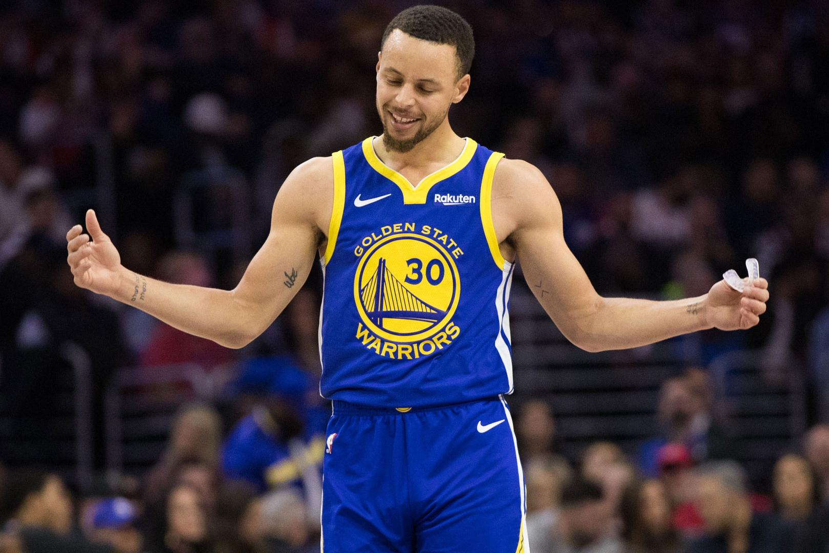 库里生涯第四次命中超过50英尺投篮,追平扎克兰多夫.