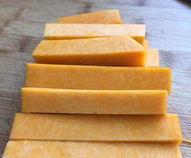 南瓜适量切成长方形条状.稍微厚点薄了易断!咸蛋黄焗南瓜.