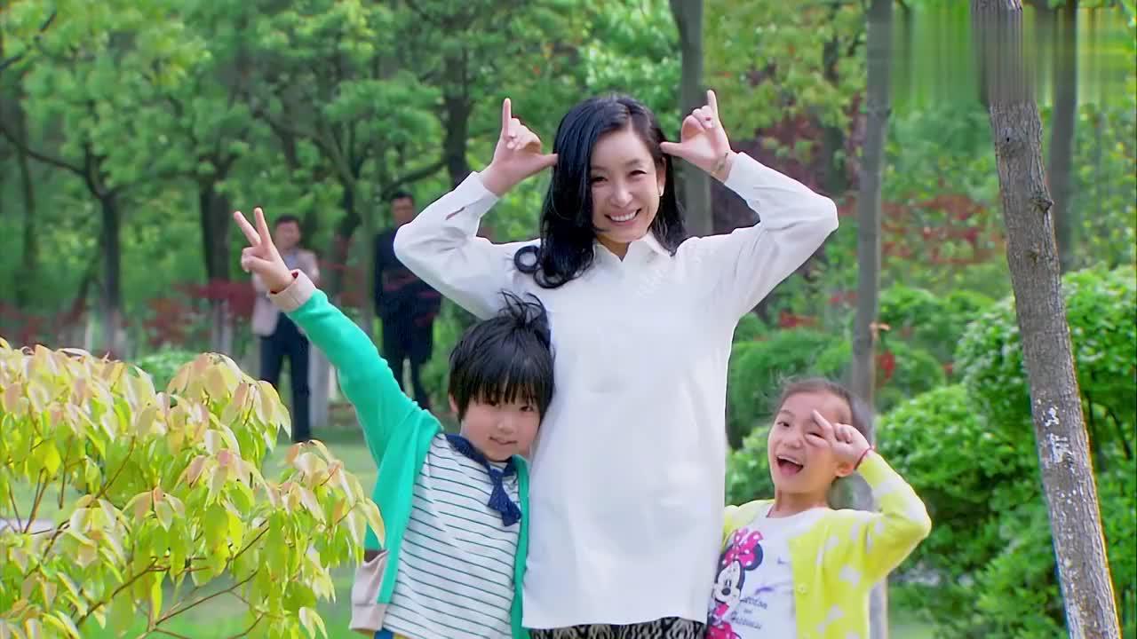 汪晴跟孩子在拍照,哪想凯文站在后面,不巧被发现了!