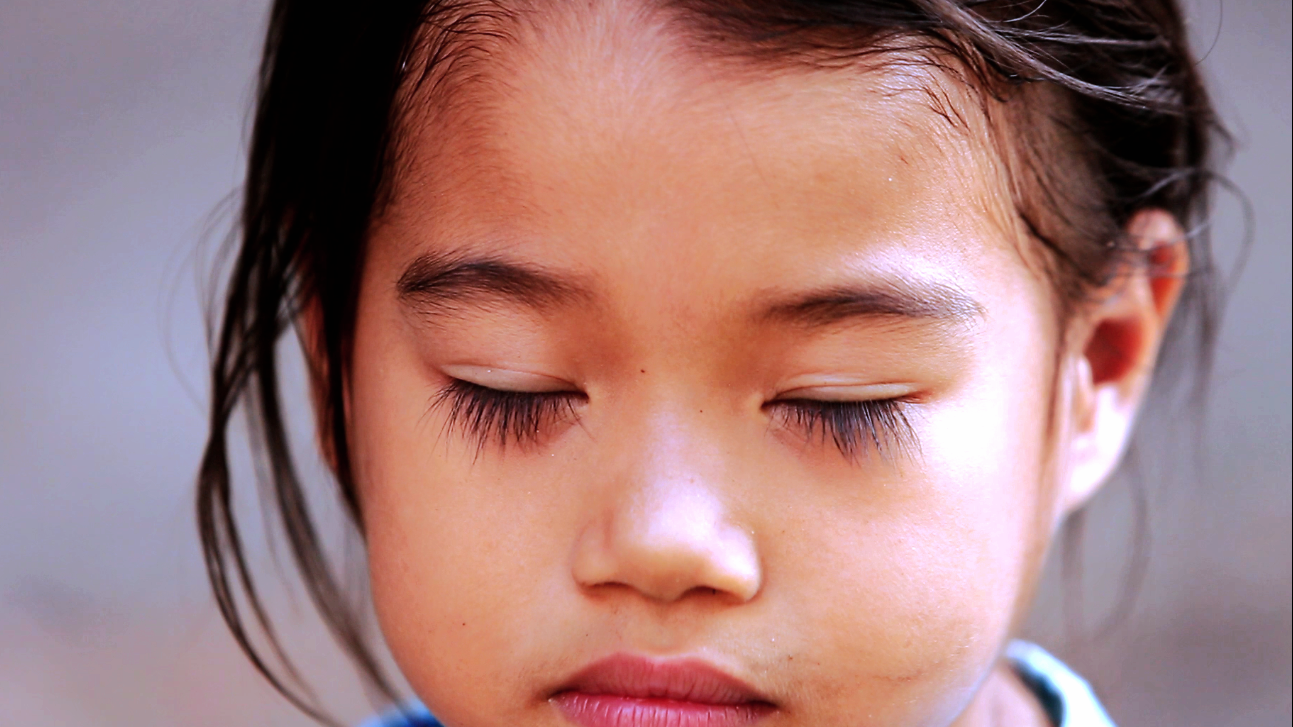女孩因眼睫毛太长走红,被笑头发长错了地方