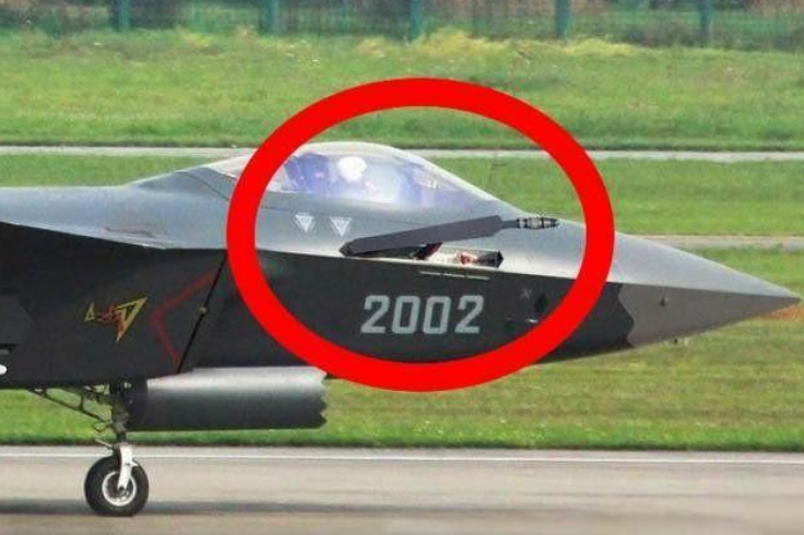 歼20可以空中加油吗?配备隐形受油口,采用软管加油落后美国战机