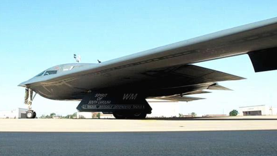 美国巨资建"空中幽灵"战机,里程1.2万公里,服役22年无人能仿