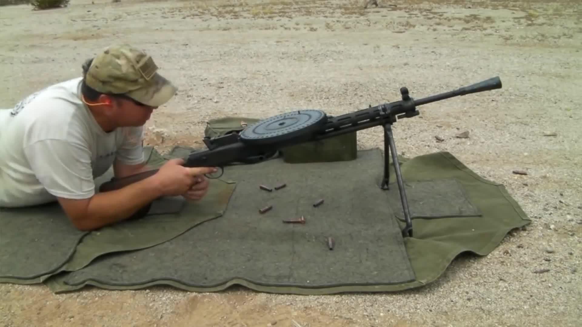 dp-28轻机枪吃鸡游戏里也算是一把神器了趴着射击效果超好