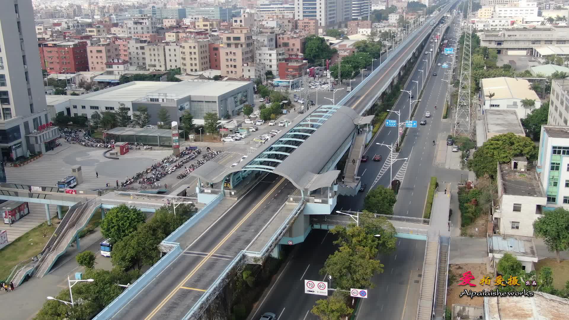 航拍厦门岛外人流量最大的一个brt快速公交站,高空下看好壮观