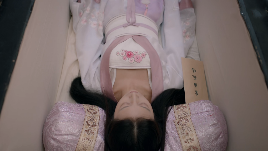 一个棺材突然飞进家中,男子打开发现躺着一位美女,有好戏看了