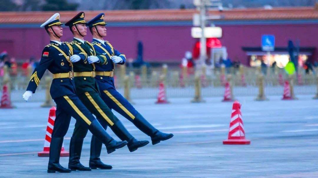 三军仪仗队踢正步究竟有多整齐?或许这个侧面视角可以告诉你!