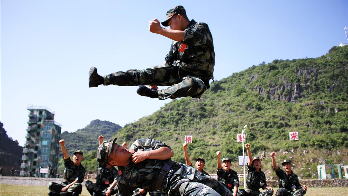 中国军人最帅的时候,就是他们训练的时候.网友:真男人