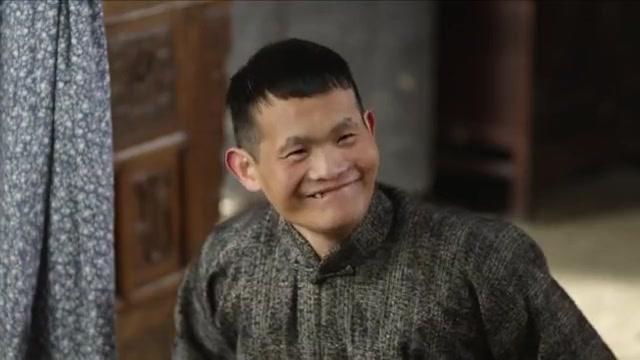 东风破:凤儿被人从水里救上来,见小凤要走,执意将她给留下