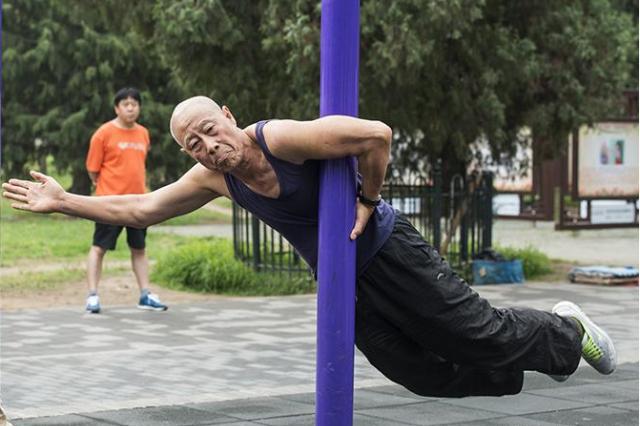 有人在国外社交网分别上传了一段十几秒的视频,视频内中国大爷大妈放