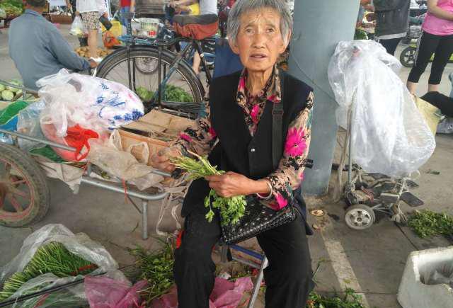 早市卖菜的大爷大妈,见人就热情的招呼