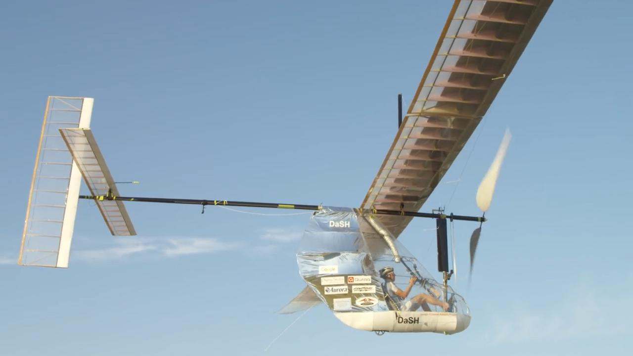 老外发明自行车飞机不用油不用电飞行全靠一双腿