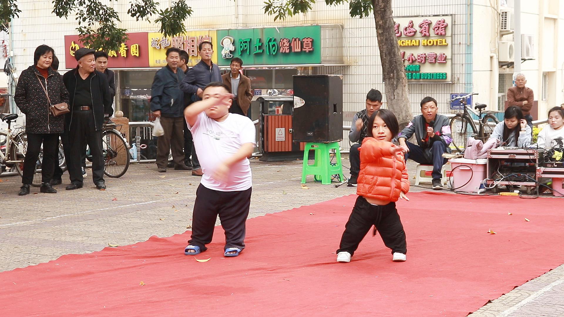 袖珍人舞蹈表演《护花使者》给你美好时光