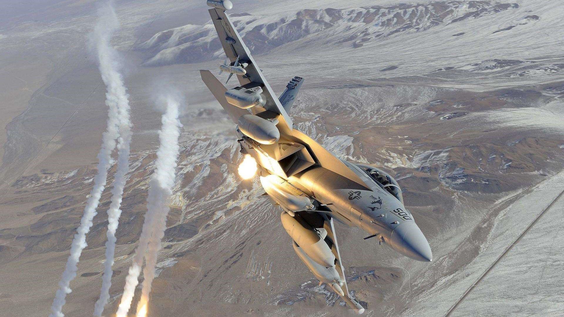 美军f18大黄蜂战斗机飞行演练,驾驶舱视角带你了解飞行体验!