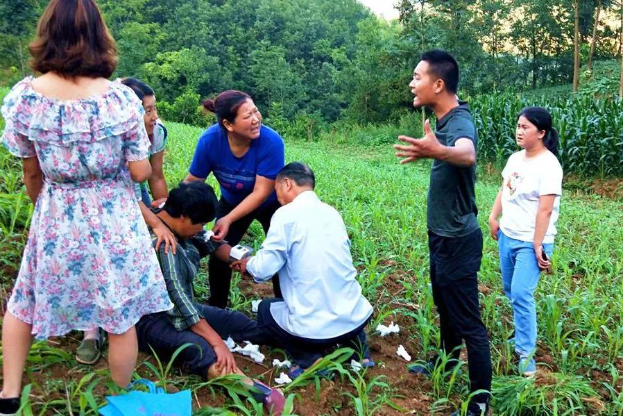 贫困户田间干活突发脑溢血驻村工作队展开生死营救